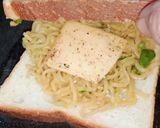 मैगी सैंडविच(MAGGI SANDWICH RECIPE IN HINDI) रेसिपी चरण 3 फोटो