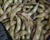 Foto del paso 4 de la receta: Edamame 枝豆 o vaina de soja fresca 🇯🇵🫛 "otoshi" o aperitivo en "izakaya" o taberna, cervecería 🍻Japón