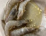 Une image de l'étape 3 de Riz safrané et ses brochettes de gambas sautées au citron.