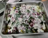 Une image de l'étape 11 de Salade de concombre mariné à la crème, persil et oignon rouge.