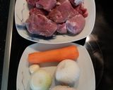 Φωτογραφία βήματος 1 της συνταγής Μοσχαράκι με μπύρα και πουρέ πατάτας