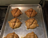 Foto del paso 8 de la receta: Pan de muerto de masa madre
