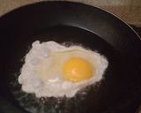 A picture of step 2 of Half fry egg.