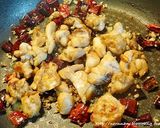 รูปขั้นตอนการทำที่ 3 ของ La Zi Ji (ไก่ฉงชิ่ง-ไก่คั่วพริกแห้ง)
