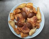 Almás-körtés csirkecomb krumplipürével recept fázis 6 fotója