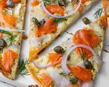 Hình bước làm 5 của món Pizza Mỏng Giòn nhân Cá Hồi Xông Khói - Smoked Salmon Flatbread Pizza