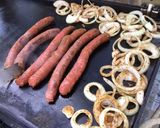 Une image de l'étape 6 de Merguez aux oignons épicés.