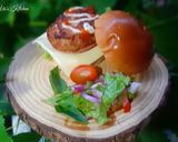 Hình bước làm 3 của món Hamburger chả tôm chiên giòn