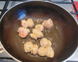Foto del paso 2 de la receta: Butifarra de pollo con salsa de guisantes, alcachofas y huevo
