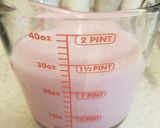 A picture of step 2 of Strawberry and cream milk shake.