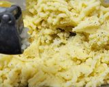 Foto del paso 2 de la receta: 🥔🧀 Llapingachos 🧀 Tortillitas de papa rellenas de queso, a la sartén 🧀🥔
