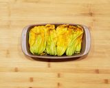 Foto del passaggio 2 della ricetta Fiori di zucca al forno con ricotta di bufala