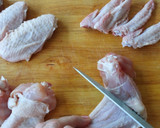 Foto del paso 1 de la receta: Alitas y muslitos de pollo fritos