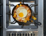Foto del paso 4 de la receta: Chilaquiles rojos con huevo para mamá