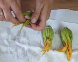Foto del passaggio 10 della ricetta Fiori di zucca fritti alla romana