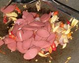 Foto langkah ke 2 dari resep Tumis Terong Sosis.