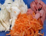 Foto langkah ke 2 dari resep Mie Goreng Sosis Suka-Suka.