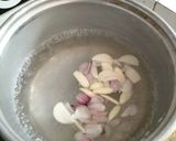 Foto langkah ke 2 dari resep Sayur Bening Bayam dan Jamur Shiitake.