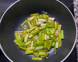 Foto del paso 2 de la receta: Revuelto de ajete con huevos