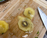 Foto del paso 2 de la receta: Carpaccio de calabacín y kiwi con vinagreta de naranja y miel