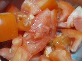 टोमेटो चिल्ली रायता (Tomato chilii raita recipe in hindi)