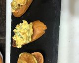 Foto del paso 4 de la receta: Tostadas de gula al ajillo con tortilla de perejil picado