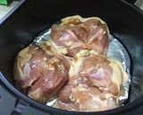 รูปขั้นตอนการทำที่ 1 ของ สะโพกไก่อบ บรอกโคลีย่าง ง่ายๆ