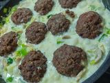 ~ Albóndigas rellenas con salsa de champiñones, verdeo y puerro ~