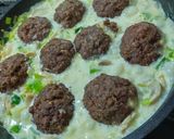 Foto del paso 3 de la receta: ~ Albóndigas rellenas con salsa de champiñones, verdeo y puerro ~