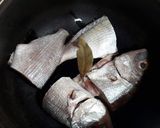 Foto del paso 2 de la receta: Crema de besugos con zanahorias y puré de patatas