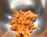Foto del paso 1 de la receta: Tartar de salmón con aguacate y mango