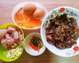 รูปขั้นตอนการทำที่ 1 ของ เห็ดหูหนู ผัดไข่ใส่สันในไก่