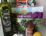 Foto del paso 1 de la receta: Ensalada de espinaca y canónigos con ajo y piñones
