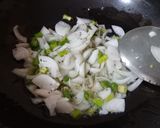 कांदे पोहे (Kande Pohe Recipe In Marathi) रेसिपी स्टेप 4 फोटो 