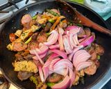 Foto del paso 5 de la receta: Tallarín saltado criollo con sobras de parrillada !