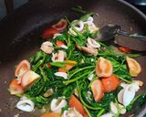 Foto langkah ke 8 dari resep Tumis kangkung seafood.