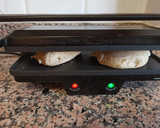 Foto del paso 2 de la receta: Hamburguesa de pescado, aguacate y tártara en mollete integral