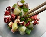 Foto del passaggio 4 della ricetta Polpo e porro con vinaigrette al miso 🇯🇵🥢🐙