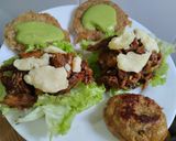 Foto del paso 10 de la receta: Arepas🥯de plátano🫓macho maduro🍌rellenas🥑de pollo🍗bbq🍅y queso🥯🍯🧀