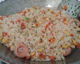 Foto langkah ke 5 dari resep Nasi Goreng Sosis Keju.