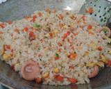 Foto langkah ke 5 dari resep Nasi Goreng Sosis Keju.