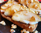 Foto del paso 3 de la receta: Tostadas integrales de mozzarella fresca y pera
