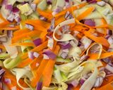 Une image de l'étape 2 de Quiche Courgette Carotte au Curry.