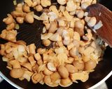 Une image de l'étape 4 de Pâtes complètes aux champignons et marrons.