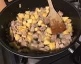 Une image de l'étape 9 de Sauté de porc aux pommes de terre et coing.