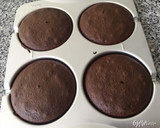 Foto del paso 7 de la receta: Pastel de chocolate con crema y frutillas