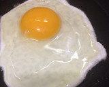 Foto langkah ke 2 dari resep Nasi Telur Ceplok Viral.