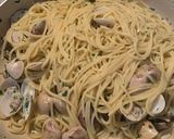 Foto del passaggio 5 della ricetta Spaghetti alle vongole sfumata con rhum