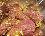 A picture of step 1 of Bistec encebollado.