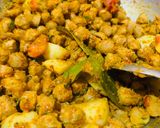A picture of step 3 of Soya chunks and Aloo masala.